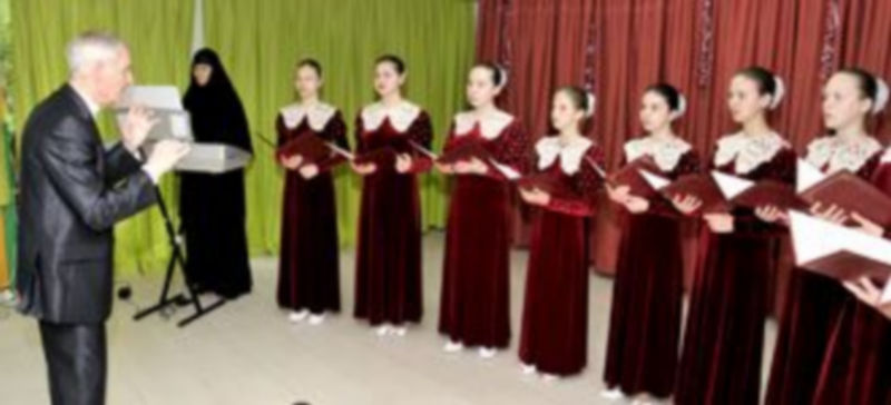 Un coro ruso actuó en la mañana de ayer para los alumnos del Colegio Nuestra Señora de la Esperanza. / Alberto Benavente