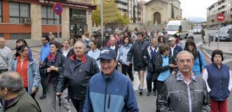El patrón saca andar a los mayores 1 Los participantes en la caminanta “Los mayores se van de marcha” iniciaron el itinerario de 15 kilómentros junto a la ermita del Santo Cristo del Mercado. / A. B.