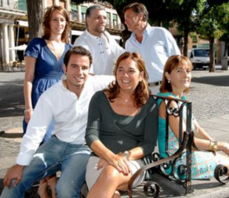 Escudero y Vázquez posaron ayer en la Plaza Mayor de Segovia con los cuatro nuevos concejales. / Alberto Benavente