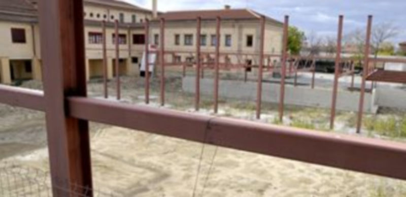 La estructura metálica del futuro pabellón invade e inutiliza un patio de recreo y práctica deportiva. / Alberto Benavente