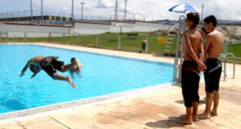 Un grupo de jóvenes se divertía ayer en la piscina municipal