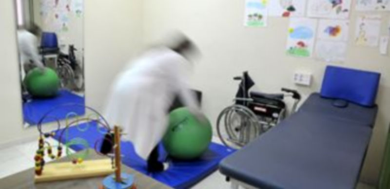 Una ayudante técnico educativa prepara el material de la sala de rehabilitación del instituto. / Alberto Benavente