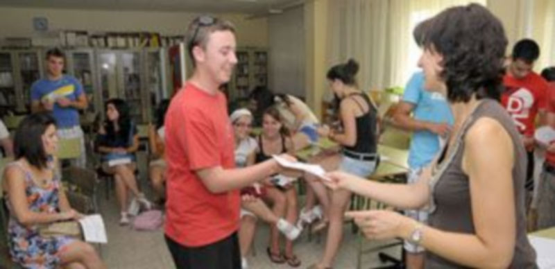 Los estudiantes comprueban las calificaciones y miden sus posibilidades para acceder a la carrera deseada. / a. benavente