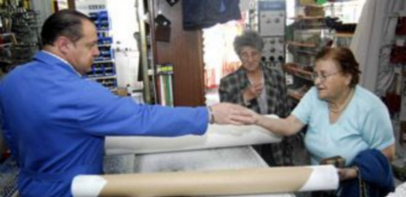 Imagen de archivo de un comercio segoviano. El sector servicios es el que concentra mayor número de autónomos. / A. B.