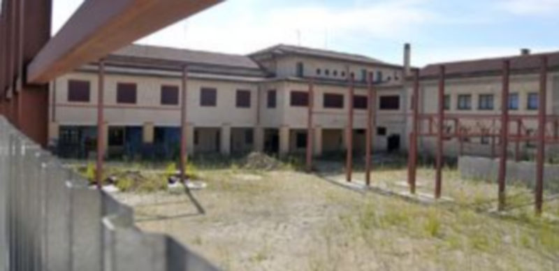 Las obras se pararon en marzo de 2011 al entrar en suspensión de pagos la empresa adjudicataria y no se han retomado desde entonces. / Alberto Benavente