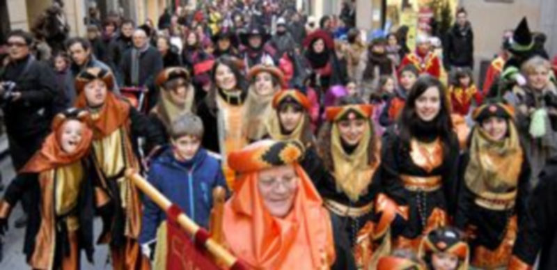 El frío redujo la asistencia al desfile infantil 1 Los alumnos del Colegio Cooperativa Alcázar