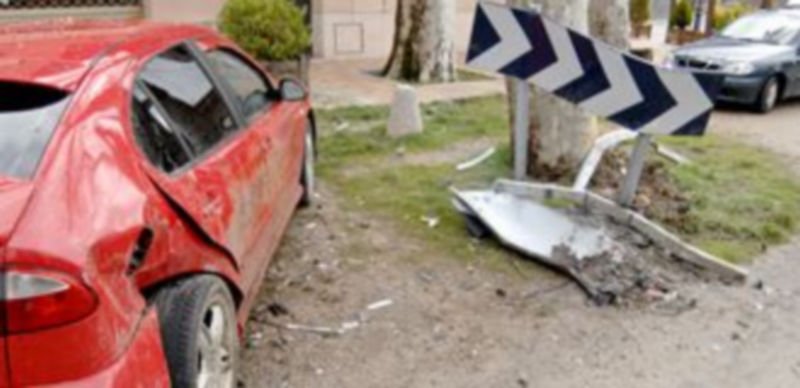 El vehículo chocó contra un árbol y