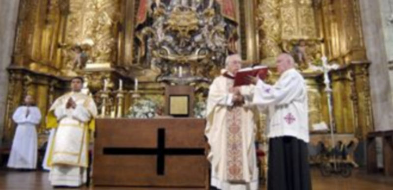 Monseñor Rubio presidió la Misa Crismal del Lunes Santo que congregó al clero diocesano en la catedral. / Alberto Benavente