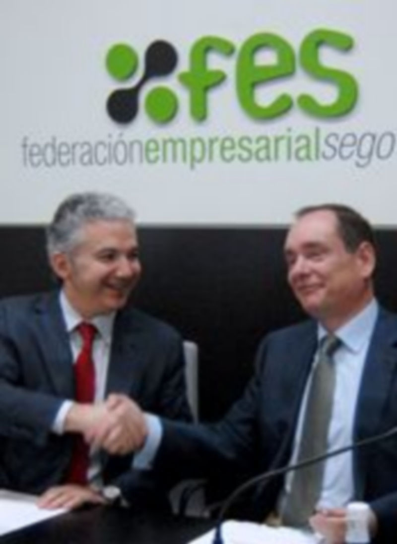 Pedro Palomo y Ramón Sobremonte firmaron el convenio de colaboración. / A. B.