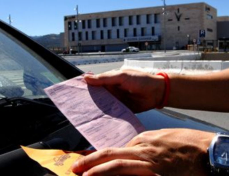 Uno de los boletines de denuncia colocados ayer en el parabrisas de un turismo estacionado en el arcén. / Alberto Benavente