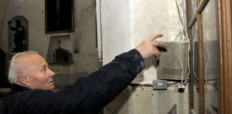 La anticuada y precaria instalación eléctrica pone en riesgo la seguridad del templo. / Alberto Benavente