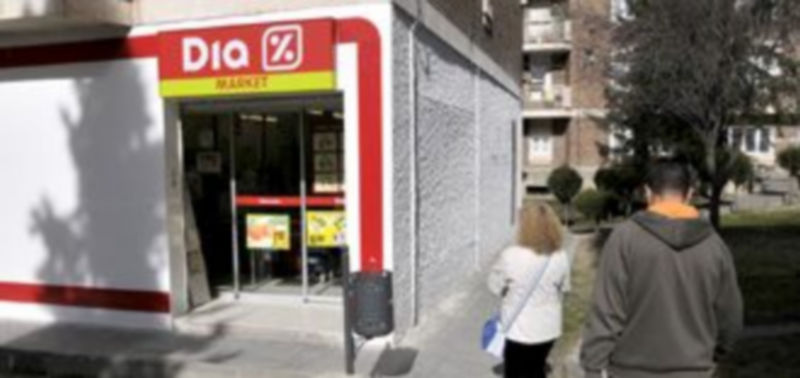 El supermecado se encuentra en una de las calles más céntricas del barrio de La Albuera
