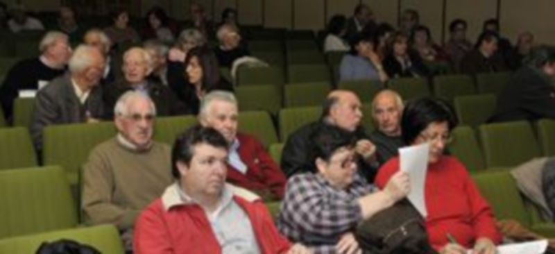 Un grupo de participantes en la asamblea general convocada por la Asociación de Propietarios. / Alberto Benavente