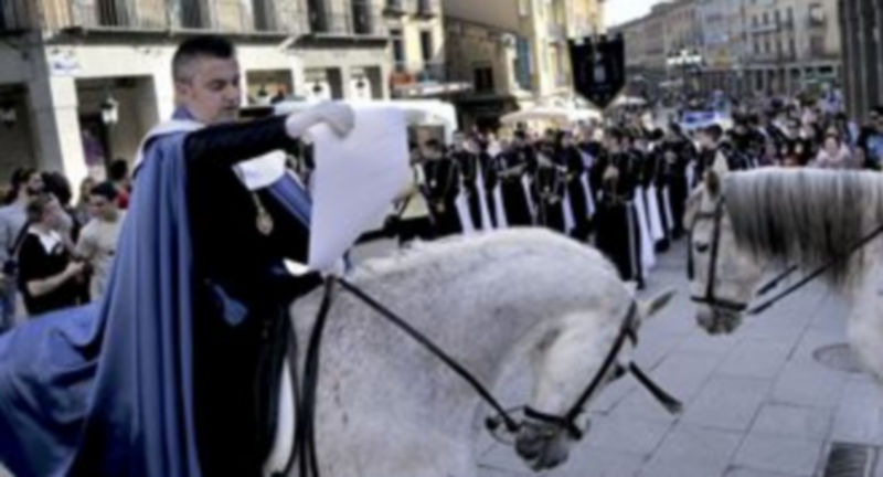 Un heraldo a caballo