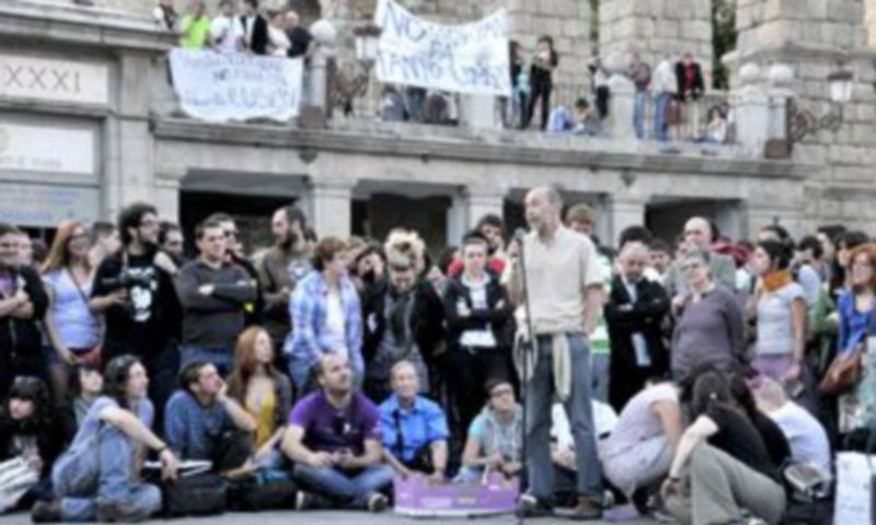 Centenares de personas se concentraron de nuevo ayer en el Azoguejo dentro del movimiento 15-m. / Alberto Benavente