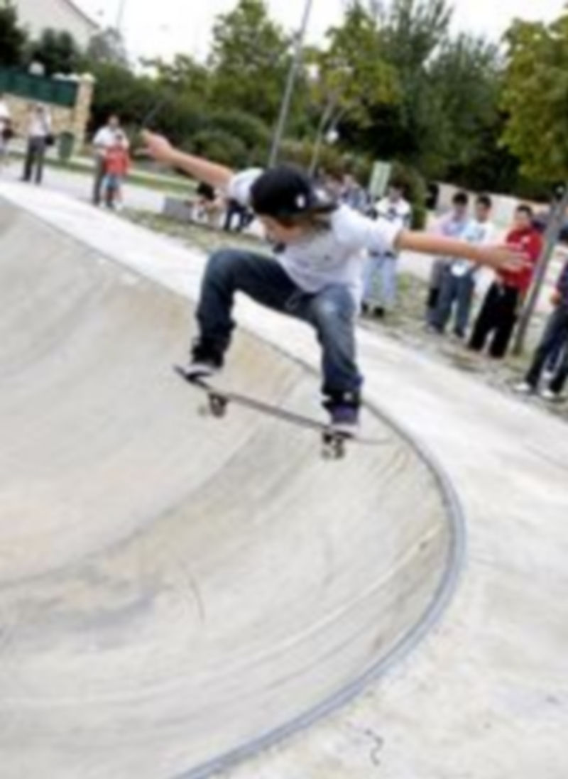 Un joven realizando una demostración de skate./ Alberto Benavente