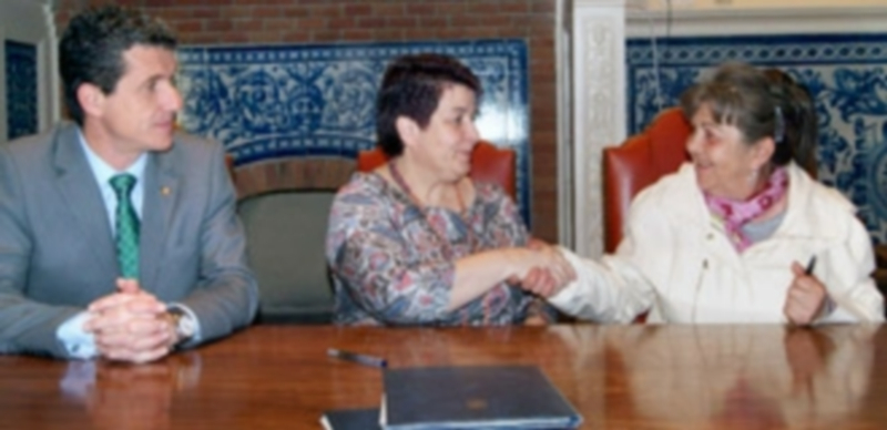 Luquero saluda a la presidenta de la Asociación Mujeres por la Igualdad