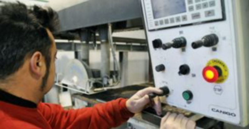 Operario de una pequeña industria manufacturera con sede en la provincia de Segovia. / Juan Martín