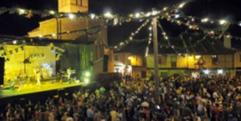 La verbena a cargo de la Orquesta Brujas congregó a centenares de personas en la plaza de San Lorenzo. / Juan Martín