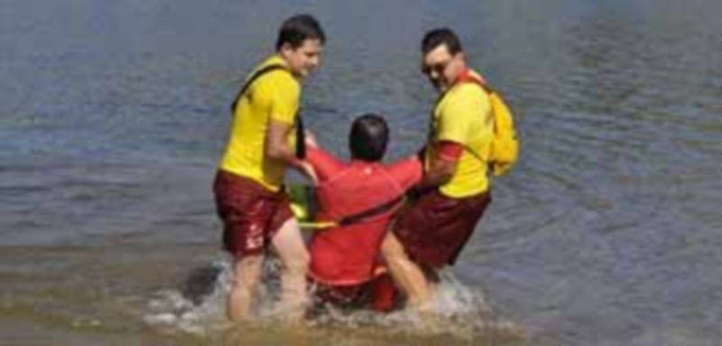 Miembros de la Escuela de Socorrismo respondieron ante el simulacro de ahogamiento en las aguas del Pontón. / Juan Martín