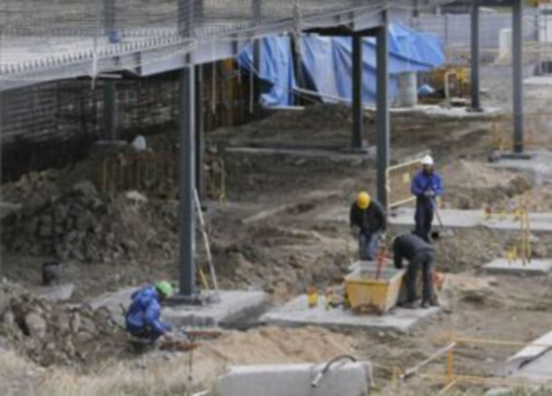 Algunos operarios trabajaban ayer en la obra adjudicada a Volconsa. / J.Martín