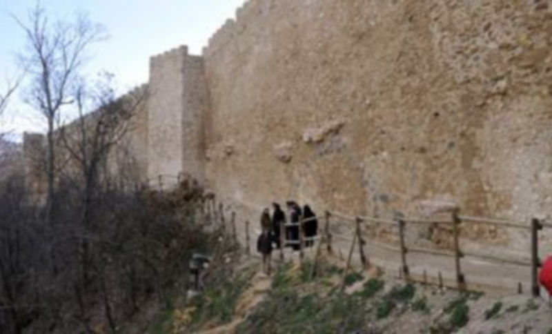 Las obras junto a la Puerta de San Cebrián han permitido abrir una senda al pie de fortaleza. / Juan Martín.