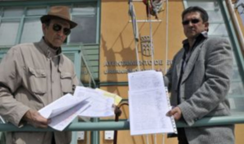 Dos de los vecinos que han recogido las firmas