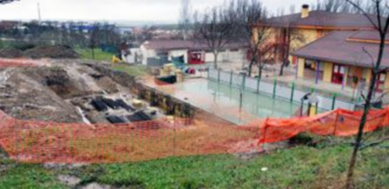 Las obras de construcción de un aula de Infantil y una sala de usos múltiples comenzaron en el mes de marzo. / Juan Martin