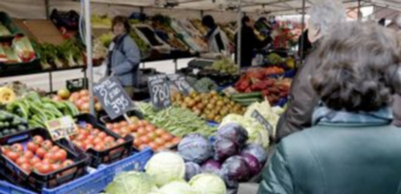 Imagen de archivo de un puesto del mercado al aire libre de Segovia