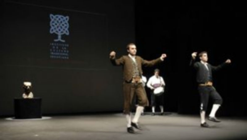 Los danzantes bailan ‘la Entradilla’ en la presentación del Instituto de la Cultura Tradicional
