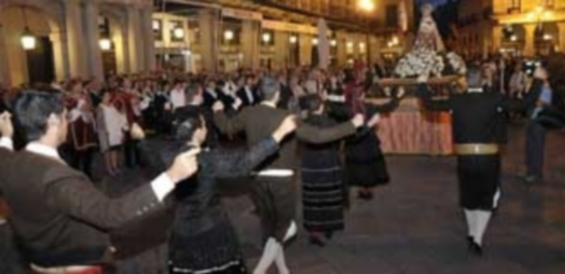 Foto de archivo de la recepción trtibutada a la Virgen de la Fuencisla el pasado año en la Plaza Mayor. / Kamarero