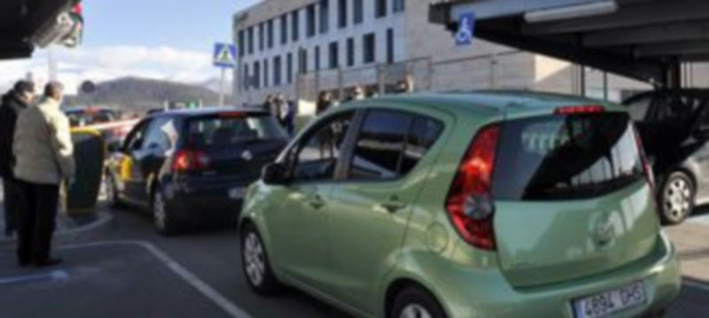 Imagen de archivo de varios vehículos accediendo al aparcamiento de la estación Segovia-Guiomar. / Kamarero