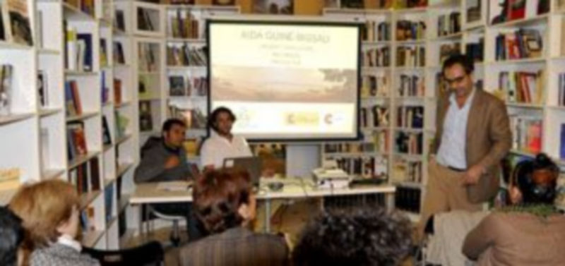 Una de las conferencias impartida en la librería. /JUAN MARTÍN