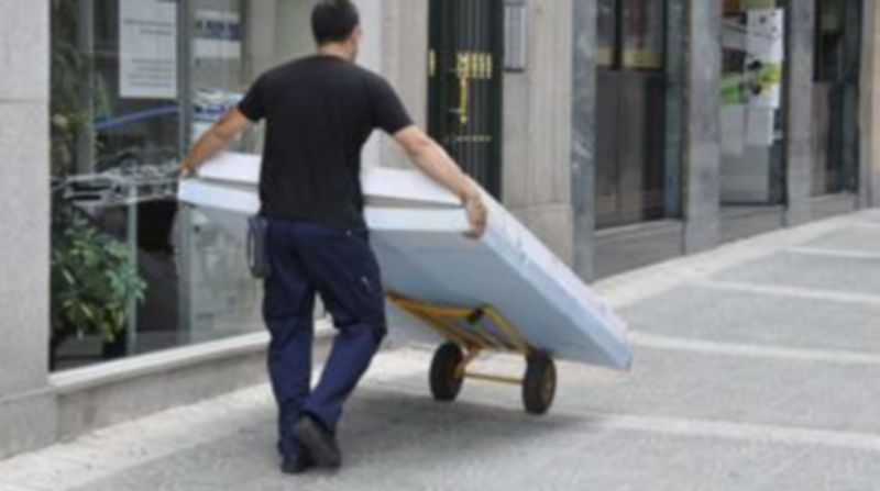 Un trabajador de mudanzas