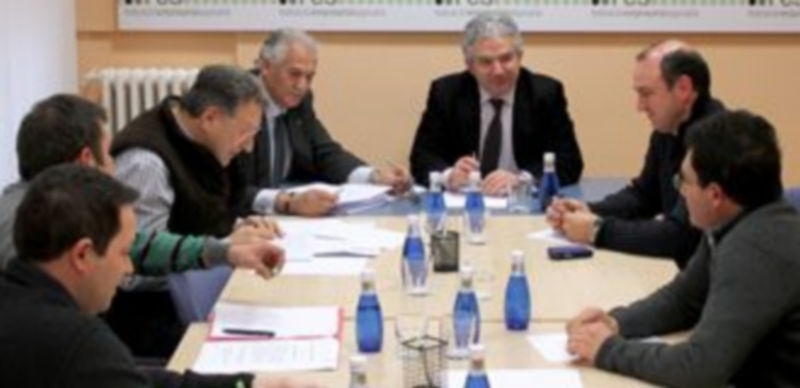 Un momento de la reunión celebrada ayer por la tarde en la sede de la FES. / Diana Serrano