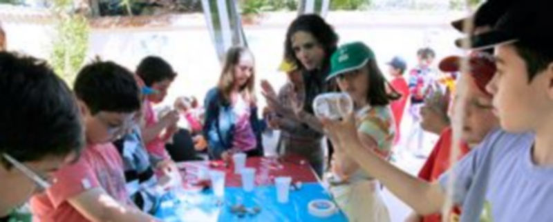 El Centro Los Molinos de Caja Segovia atrajo a decenas de niños a sus talleres. / Diego de Miguel