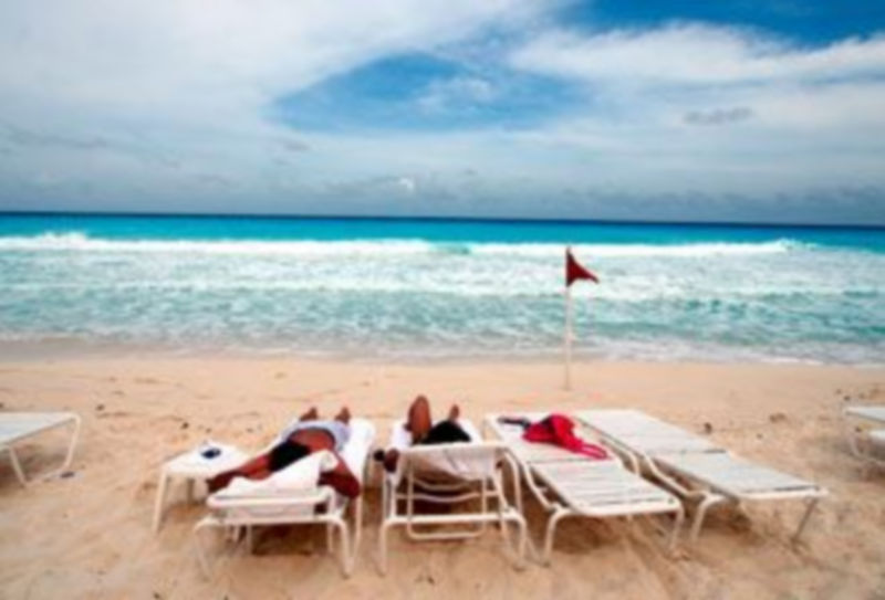 Imagen que presentaba en el día de ayer una playa de Cancún (México)
