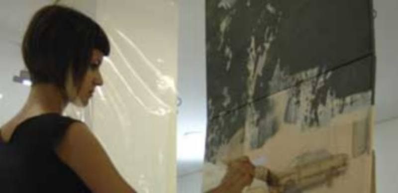 Una participante en el Curso de Pintores Pensionados