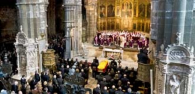 El entierro de Adolfo Suárez se celebró ayer en la Catedral de Ávila tras la celebración del funeral de Estado. / ICAL