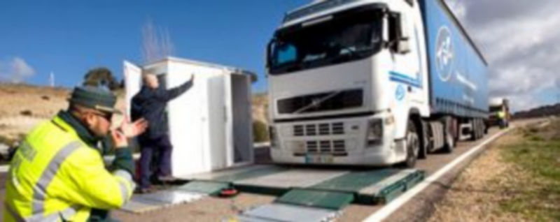 Un agente de la Guardia Civil comprueba el peso de un camión durante uno de los controles. / Ical