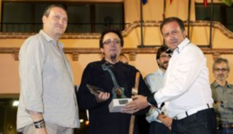 Carmelo Gozalo (izquierda) y Rafael Casado entregaron el premio a Carlos Soto. / JAVIER ROMÁN