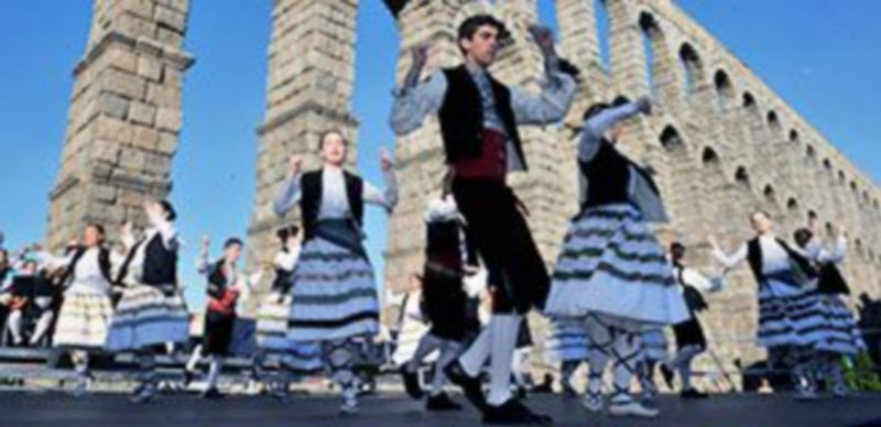 El grupo de danzas “La Esteva” mostró su repertorio bajo los arcos del Acueducto. / Kamarero