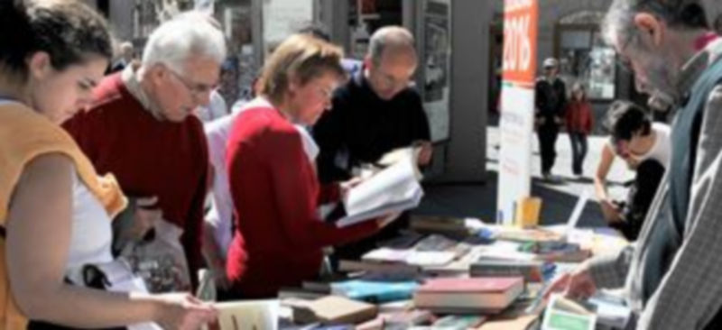Un momento de la cadena de intercambio de libros celebrada el año pasado en la Plaza Mayor. / Kamarero