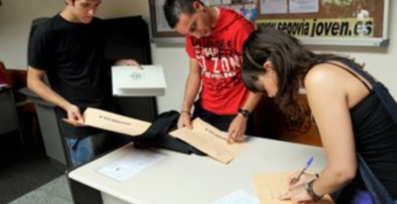 Un grupo de alumnos completa la documentación necesaria para estudiar en la Universidad de Valladolid./KAMARERO