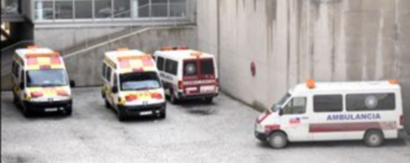 Imagen de archivo de vehículos de transporte sanitario en las instalaciones del Hospital General de Segovia. /KAMARERO
