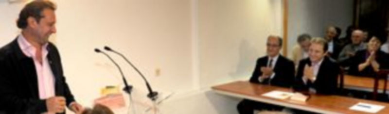 Pedro Arahuetes recibe el aplauso de la asamblea de la agrupación local