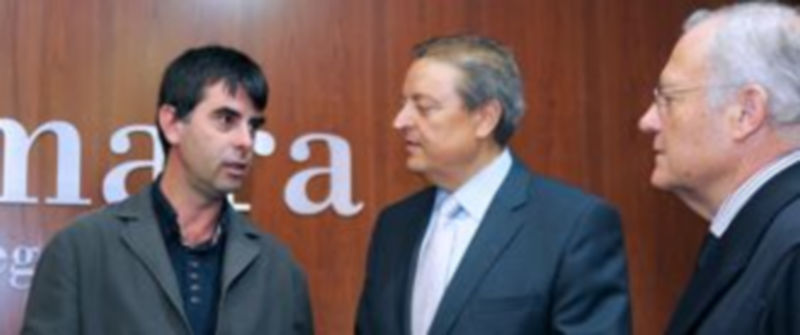 Luis Besa conversa con Carlos Tejedor en presencia del secretario de la Cámara de Comercio