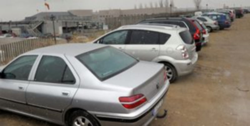 El PSOE reclama la ‘rehabilitación inmediata’ del Hospital Policlínico 1 Vehículos aparcados en los terrenos próximos al Hospital General./Kamarero