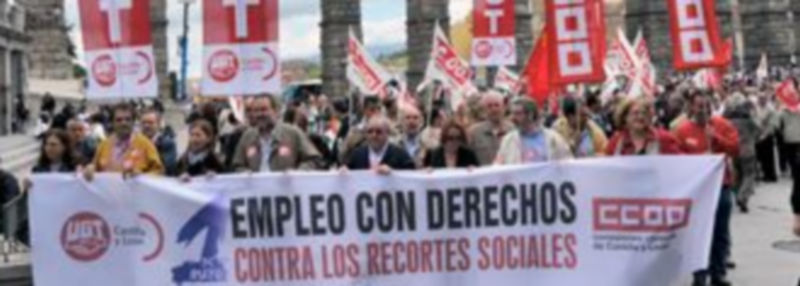 Los representantes provinciales de UGT y CCOO con la pancarta que mostraba el lema de la jornada reivindicativa. / Kamarero