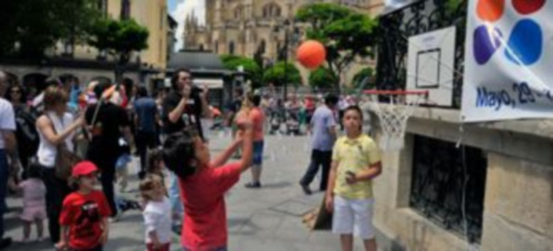 La elipse de la Plaza Mayor fue el escenario elegido para celebrar ayer la Fiesta por la Escuela Pública. / Kamarero